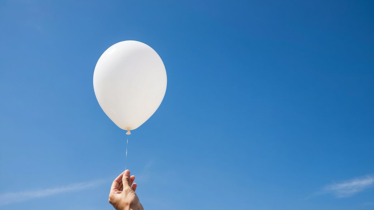 Os participantes do ato soltaram balões brancos para homenagear as vítimas - Adobe Stock