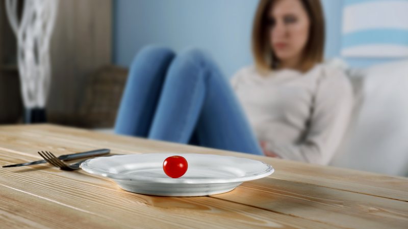Os transtornos alimentares mais comuns são a anorexia nervosa, a bulimia nervosa e o transtorno de compulsão alimentar periódica - Adobe Stock