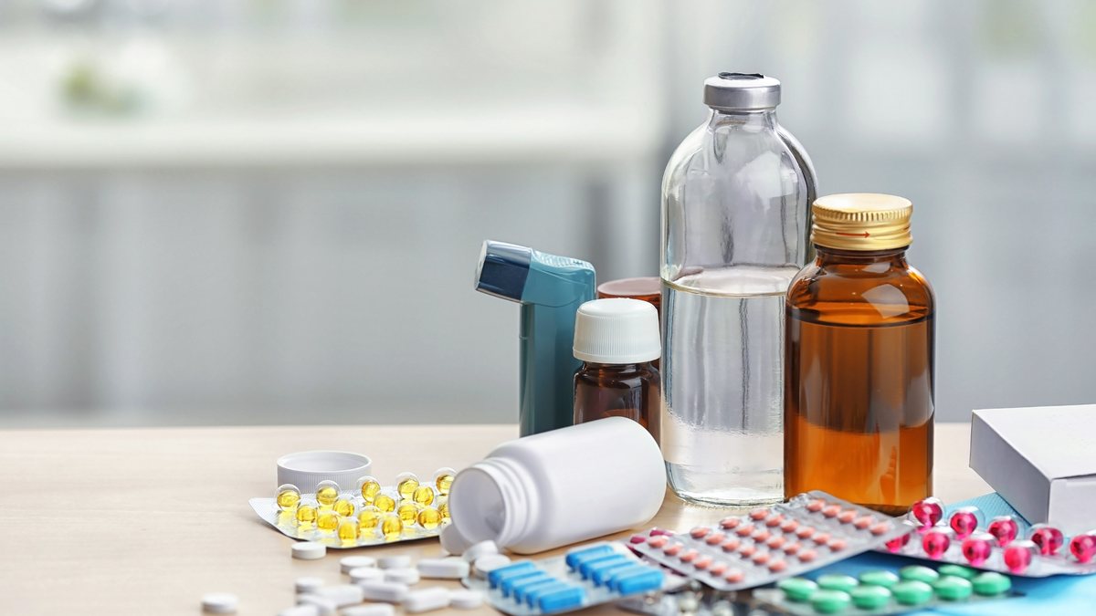 Polifarmácia é quando uma pessoa usa muitos medicamentos ao mesmo tempo - Adobe Stock