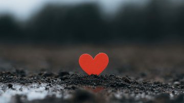 Levantamento feito por psicanalistas mostra que a dor de amar é o sentimento mais presente nas conversas digitais - Adobe Stock