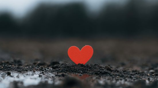 Levantamento feito por psicanalistas mostra que a dor de amar é o sentimento mais presente nas conversas digitais - Adobe Stock