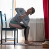 Praticar yoga na cadeira ajuda a se exercitar com conforto e segurança - Adobe Stock