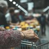 Supermercados ignoram consumidor 50+, que quer fazer compras e também conversar - Adobe Stock