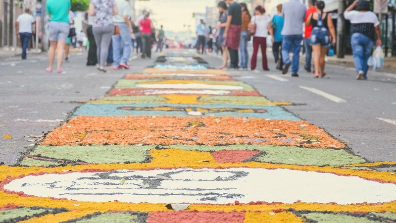 Tapete de serragem na celebração de Corpus Christi em Campo Grande (MS) - Adobe Stock/Vinícius Bacarin