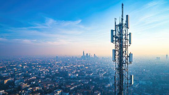 A regra foi criada como uma forma de colocar limites na exposição humana a campos elétricos e magnéticos, restringindo a instalação das torres ao redor do País - Adobe Stock