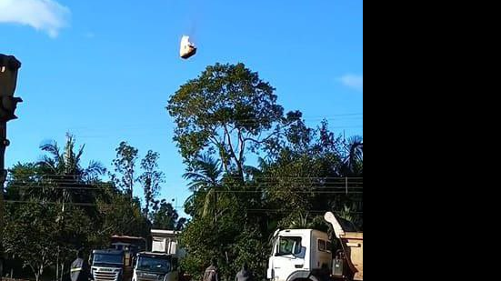 Conforme os bombeiros, o balão se incendiou enquanto voava e caiu em uma área próxima a um posto de saúde (Cachoeira) - Reprodução/X