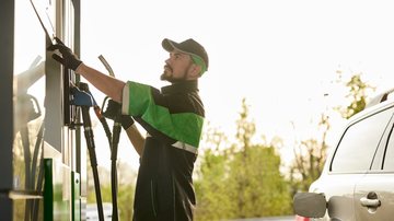 Plataforma Sem Parar monitora os preços dos combustíveis e apurou que a gasolina comum subiu 1,2% em dezembro, com valor médio de R$  6,07 - Envato