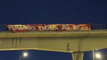 Torcedores penduraram boneco com camisa de Vini Jr. em ponte, em 2023 - Reprodução