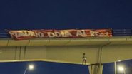 Torcedores penduraram boneco com camisa de Vini Jr. em ponte, em 2023 - Reprodução