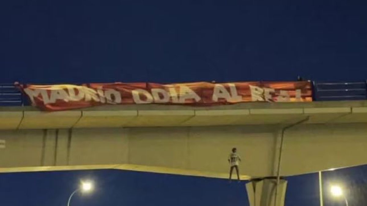 Torcedores penduraram boneco com camisa de Vini Jr. em ponte, em 2023 - Reprodução