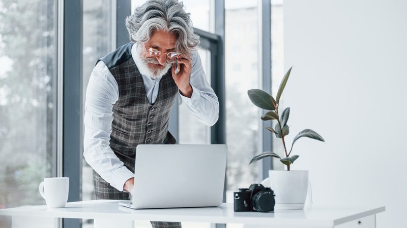 Profissional 50+ é considerado por especialistas mais resiliente, com facilidade de adaptação, controle e concentração - Envato