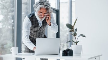 Profissional 50+ é considerado por especialistas mais resiliente, com facilidade de adaptação, controle e concentração - Envato