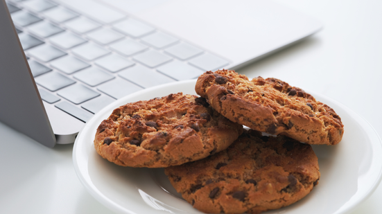 Embora essenciais para melhorar a experiência do usuário em sites, os cookies podem representar sérios riscos quando explorados por criminosos - Envato
