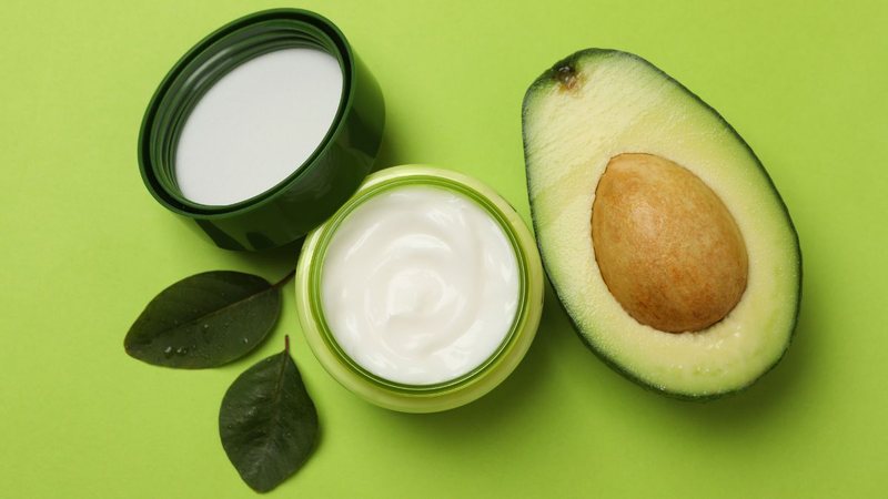 Ingredientes naturais como mel, óleo de coco e abacate são ricos em vitaminas e minerais - Foto: Envato Elements
