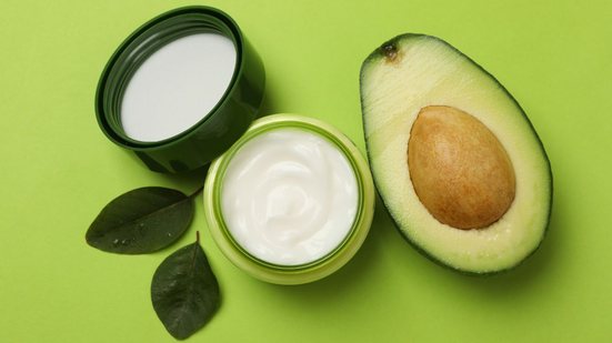 Ingredientes naturais como mel, óleo de coco e abacate são ricos em vitaminas e minerais - Foto: Envato Elements