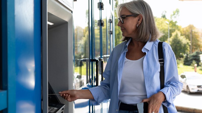 Com a medida, não será necessário o uso do cartão para a retirada do fundo, quer seja por demissão sem justa causa ou saque aniversário - Envato