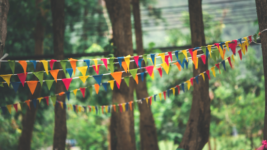 Confira todos os arraiás que acontecem pelo Brasil nesse feriado para curtir - Foto: Envato Elements