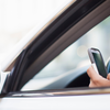 Cada vez mais os brasileiros estão levando o uso de smartphones para o trânsito. - Foto: Envato Elements