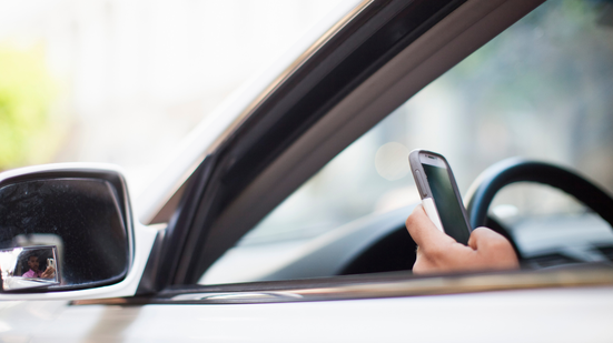 Cada vez mais os brasileiros estão levando o uso de smartphones para o trânsito. - Foto: Envato Elements