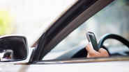 Cada vez mais os brasileiros estão levando o uso de smartphones para o trânsito. - Foto: Envato Elements