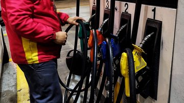 Redução do preço da gasolina, de carro novo e de passagens aéreas contribuíram para a deflação de 0,12% no IPCA-15 de agosto - Roberto Parizotti / Fotos Públicas