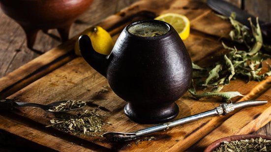 O ideal é ingerir no máximo uma xícara por dia, e nunca por mais de cinco a sete dias consecutivos - Foto: Envato Elements