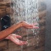 Ligue o chuveiro apenas na hora de entrar no banho - Envato