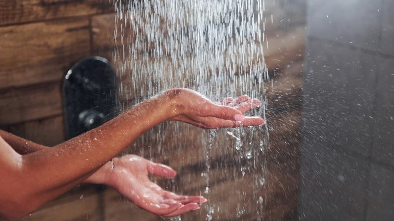 Ligue o chuveiro apenas na hora de entrar no banho - Envato