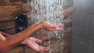 Ligue o chuveiro apenas na hora de entrar no banho - Envato