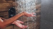 Ligue o chuveiro apenas na hora de entrar no banho - Envato