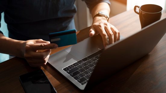 Em valores, os produtos mais vendidos no e-commerce nacional foram aparelhos de telefonia celular, livros , refrigeradores, outros - Envato