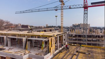 Menor consumo de materiais de construção pelas famílias é apontado como principal fator para a revisão anunciada hoje - Envato