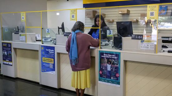 Os atendimentos presenciais começaram na última sexta-feira, 30, para alcançar os aposentados e pensionistas que enfrentaram dificuldades tecnológicas para acessar as informações - Antonio Cruz/Agência Brasil