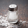 Quem reduz o consumo de sal tende a evitar alimentos industrializados, diminuindo também a ingestão de açúcar e gordura. - Foto: Envato Elements
