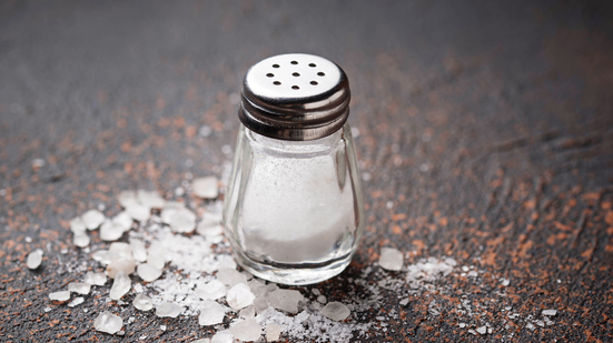 Quem reduz o consumo de sal tende a evitar alimentos industrializados, diminuindo também a ingestão de açúcar e gordura. - Foto: Envato Elements