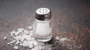 Quem reduz o consumo de sal tende a evitar alimentos industrializados, diminuindo também a ingestão de açúcar e gordura. - Foto: Envato Elements