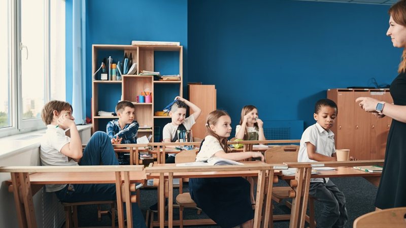 O aumento chega a dois terços se o autor for alguém com autoridade sobre a vítima, como professor, funcionário da escola parente ou tutor - Envato