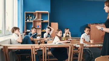 O aumento chega a dois terços se o autor for alguém com autoridade sobre a vítima, como professor, funcionário da escola parente ou tutor - Envato