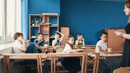 O aumento chega a dois terços se o autor for alguém com autoridade sobre a vítima, como professor, funcionário da escola parente ou tutor - Envato