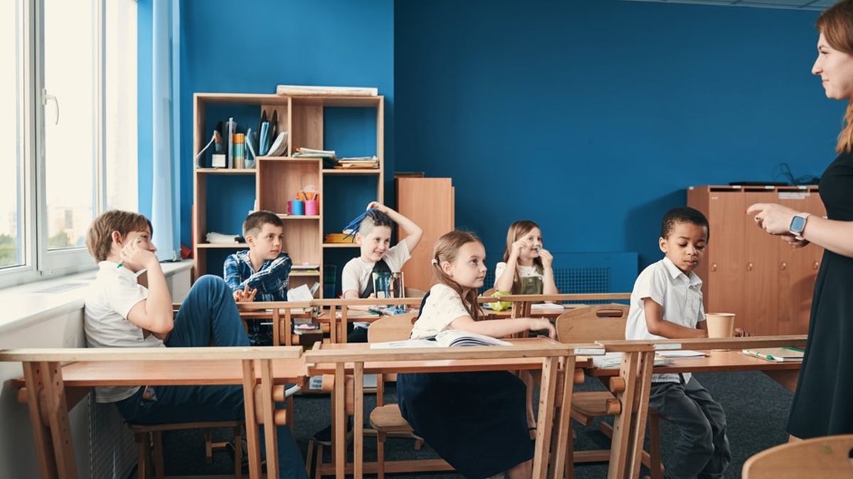 O aumento chega a dois terços se o autor for alguém com autoridade sobre a vítima, como professor, funcionário da escola parente ou tutor - Envato