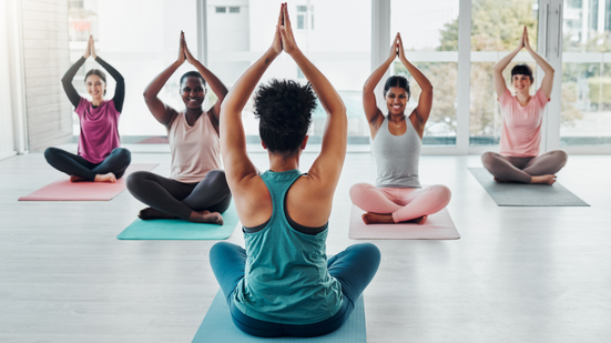 A prática regular de Yoga traz diversas vantagens para a saúde física e mental - Envato