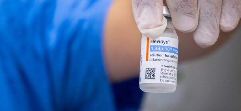 Frasco do medicamento Elevidys, da Roche, que é indicado para tratamento da Distrofia Muscular de Duchenne - Matheus Brasil/MS