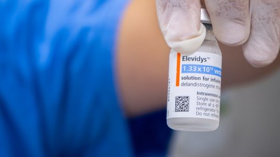 Frasco do medicamento Elevidys, da Roche, que é indicado para tratamento da Distrofia Muscular de Duchenne - Matheus Brasil/MS