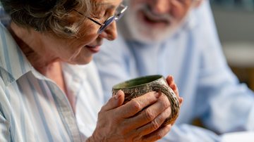 Evento reúne especialistas em debates e atividades culturais para discutir prevenção, diagnóstico precoce e cuidados do Alzheimer - Envato