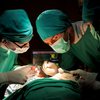 Idosos devem passar por uma avaliação médica completa antes da cirurgia, incluindo exames laboratoriais e avaliação de todos os órgãos vitais - Envato