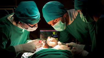 Idosos devem passar por uma avaliação médica completa antes da cirurgia, incluindo exames laboratoriais e avaliação de todos os órgãos vitais - Envato