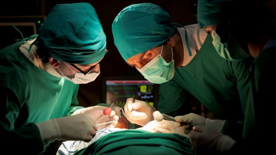 Idosos devem passar por uma avaliação médica completa antes da cirurgia, incluindo exames laboratoriais e avaliação de todos os órgãos vitais - Envato