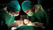 Idosos devem passar por uma avaliação médica completa antes da cirurgia, incluindo exames laboratoriais e avaliação de todos os órgãos vitais - Envato