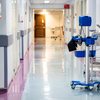 Entre os principais fatores, está o crescimento no custo com medicamentos, insumos hospitalares e procedimentos cirúrgicos - Envato