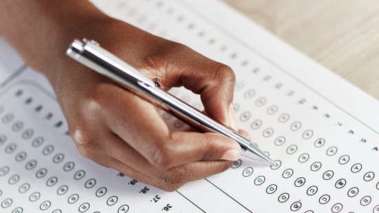 Exame pode garantir o diploma de ensino fundamental e ensino médio para pessoas que não concluíram a trajetória na educação básica na idade prevista - Envato